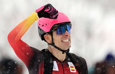 Oriol Cardona celebra la medalla de oro en la prueba de velocidad de esquí de montaña. 