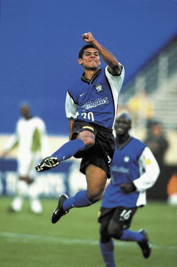 Cerritos jugó varios años en la MLS con el San José Clash, ahora San José Earthquakes, y en 2011 fue inducido al Salón de la fama del equipo californiano. Vistió la camiseta de su país en 70 ocasiones.