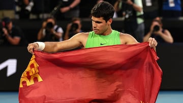Carlos Alcaraz, con la bandera de la Región de Murcia, en el Open de Australia.