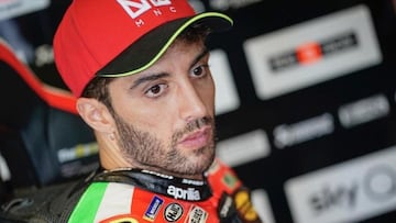 Iannone en el garaje de Aprilia en MotoGP.