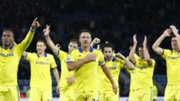 Se sienten campeones. Los jugadores del Chelsea se despiden de sus aficionados tras su última victoria.