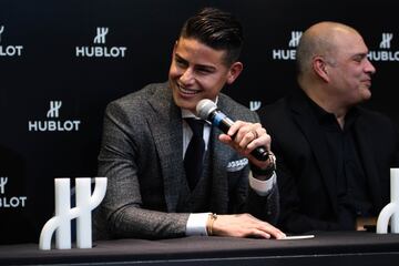 James Rodríguez habló en rueda de prensa en Bogotá. El mediocampista  aseguró que se quedará en Bayern Múnich hasta terminar su contrato en junio del próximo año y dijo que espera que se nombre pronto al técnico de la Selección Colombia.