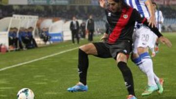 El defensa de la Real Sociedad, José Ángel, lucha un balón con el argentino Joaquín Larrivey, del Rayo Vallecano, durante el partido de la vigésimo séptima jornada de Liga en Primera División que se disputa esta noche en el estadio de Anoeta, en San Sebastián.