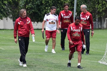 Ricardo Gareca y Nolberto Solano en un entrenamiento de Perú.