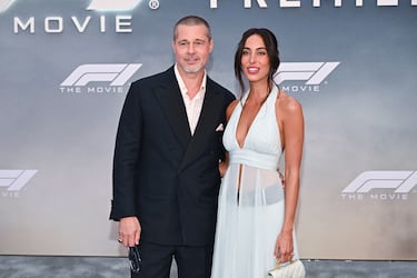 Brad Pitt e Ines de Ramon posan en la alfombra roja del preestreno de 'F1: La película' celebrado en la ciudad de Nueva York.