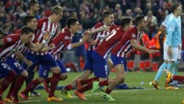 Los jugadores colchoneros saltan al campo después del penalti marcado por Juanfran.
