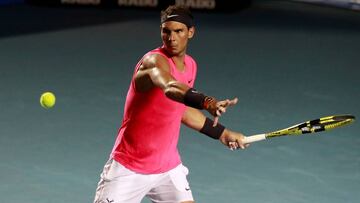 Rafa Nadal devuelve una bola ante Soon Woo Kwon en el Abierto Mexicano de Tenis de Acapulco.