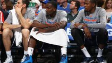 Caras de decepción en el banquillo de los Thunder, con Nick Collison, Kendrick Perkins y Kevin Durant.