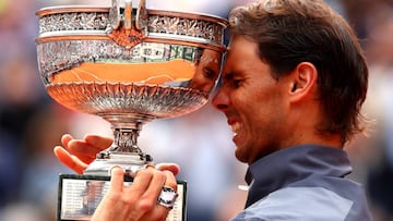 Rafa Nadal posa con el título de campeón de Roland Garros 2019.