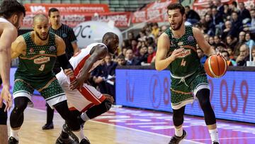 GRAF2459. MURCIA, 05/02/2019.- El base del Banvit Ismael Cem Ulusoy (d) controla el balón ante el escolta estadounidense de UCAM Murcia Milton Doyle (2d), hoy durante el partido de la jornada decimocuarta de la Liga de Campeones de baloncesto que están disputando en el Palacio de los Deportes de Murcia. EFE/Marcial Guillén
