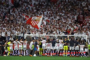 Los jugadores del Sevilla celebran con su afición el pase a las semifinales de la Europa League.