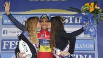Contador, en el podio de la Tirreno.