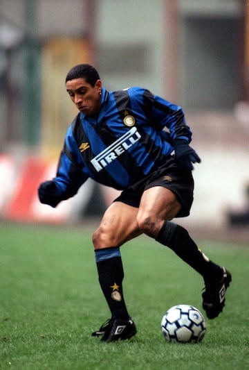 El lateral izquierdo brasile?o jug車 en el Inter de Mil芍n antes de fichar por el Real Madrid donde se convertir赤a en leyenda del f迆tbol. En su primera aventura europea jug車 34 partidos en su 迆nica temporada en el Inter.