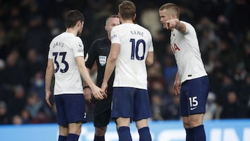 Soccer Football - Premier League - Tottenham Hotspur v Liverpool - Tottenham Hotspur Stadium, London, Britain - December 19, 2021 Tottenham Hotspur&#039;s Harry Kane with teammates talk to referee Paul Tierney Action Images via Reuters/Matthew Childs EDITORIAL USE ONLY. No use with unauthorized audio, video, data, fixture lists, club/league logos or &#039;live&#039; services. Online in-match use limited to 75 images, no video emulation. No use in betting, games or single club /league/player publications.  Please contact your account representative for further details.