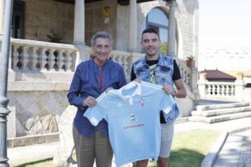 Nuevo fichaje del Celta de Vigo, Iago Aspas con el presidente del club, Carlos Mouriño.
