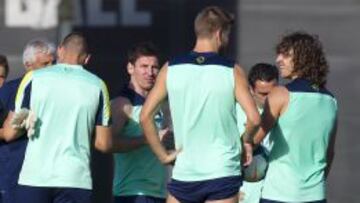 ENTRENAMIENTO. Valdés y Piqué (de espaldas), Messi y Xavi serán hoy de la partida. Puyol está en la fase final de su recuperación.