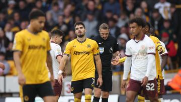 London (United Kingdom), 30/09/2023.- Pedro Neto of Wolverhampton Wanderers reacts as he gets yellow card during the English Premier League soccer match between Wolverhampton Wanderers and Manchester City, in Wolverhampton, Britain, 30 September 2023. (Reino Unido) EFE/EPA/Isabel Infantes EDITORIAL USE ONLY. No use with unauthorized audio, video, data, fixture lists, club/league logos or 'live' services. Online in-match use limited to 120 images, no video emulation. No use in betting, games or single club/league/player publications.