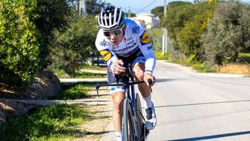 Remco Evenepoel reconoce el recorrido de una contrarreloj.