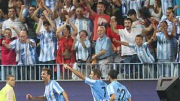 <b>DEBUT EN CASA. </b>Joaquín celebra el cuatro gol entre Van Nistelrooy e Isco en la goleada de ayer.