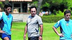 <b>CÓNCLAVE. </b>Hugo se reunió con Bernardello y Vargas en el entrenamiento de ayer.