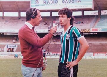 Cleber da Rosa Moreira concediendo una entrevista con la camiseta de Gremio.