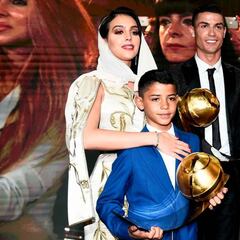 Georgina junto a Cristiano como una "Jasmín" en los Globe Soccer, velo incluído