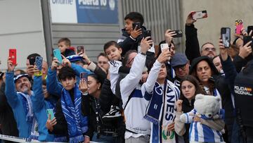 Soccer Football - LaLiga - Leganes v Real Madrid - Estadio Municipal de Butarque, Leganes, Spain - November 24, 2024 Leganes fans look on as the Real Madrid team bus arrives before the match REUTERS/Isabel Infantes