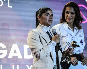 Catalina Usme recibiendo su premio a mejor jugadora del año en los Premios Fémina Football 2023.