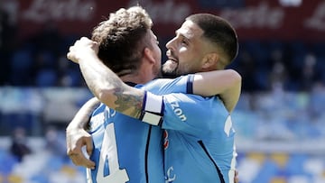 Soccer Football - Serie A - Napoli v U.S. Sassuolo - Stadio Diego Armando Maradona, Naples, Italy - April 30, 2022 Napoli's Dries Mertens celebrates scoring their fourth goal with Lorenzo Insigne REUTERS/Ciro De Luca