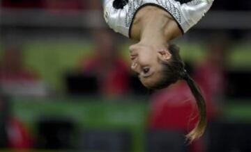 Elisa Meneghini de Italia compitiendo en gimnasia.