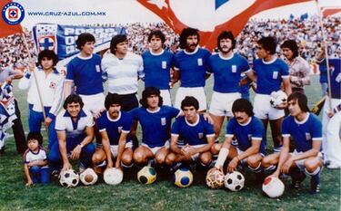 Cruz Azul decide dejar Ciudad Cooperativa Cruz Azul en Jasso, Hidalgo, y se traslada al DF, en donde juega como local 25 años en el Estadio Azteca y desde 1996 lo hace en el Estadio Azul.