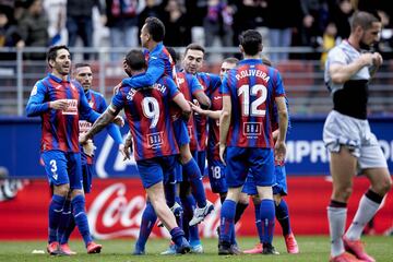 Los aficionados y jugadores del club eibarr¨¦s son conocidos popularmente como ¡®armeros¡¯. El origen del apodo tiene relaci¨®n con la industria de la ciudad donde se asienta el club. Equipo y ciudad comparten nombre y apodo. Y es que no s¨®lo se conoce como ¡®armeros¡¯ a los pertenecientes al club sino a todo lo relacionado con el municipio guipuzcoano, que debe gran parte de su econom¨ªa a la industria. Aunque ya es menos frecuente ver f¨¢bricas de armas en el paisaje industrial de Eibar, lo cierto es que hace unos 20 a?os se encontraba con frecuencia talleres dedicados a la fabricaci¨®n de pistolas, escopetas¡La actividad armera se ha ido reduciendo en gran medida en Eibar, sobre todo desde el cierre de la gran f¨¢brica STAR en 1997, pero el esp¨ªritu armero siempre quedar¨¢ vivo en la ciudad.