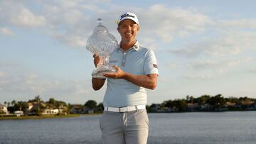 Matt Jones posa con el trofeo de campe&oacute;n del The Honda Classic en el PGA National Champion de Palm Beach Gardens, Florida.