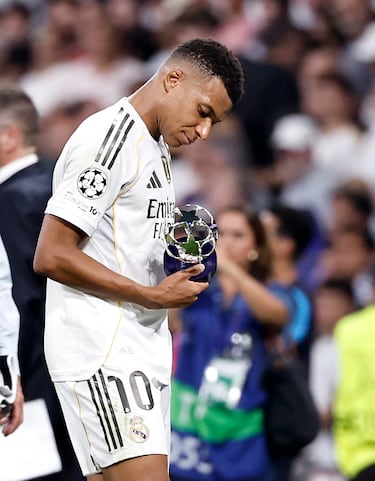 Kylian Mbappé con el trofeo como mejor jugador del partido