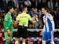 Kike García protesta al árbitro Sánchez Martínez la anulación de un gol ante el portero Augusto Batalla.
