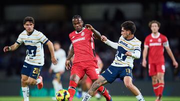 Hello Nunes Helinho (L) of Toluca fights for the ball with Pablo Monroy (R) of Pumas during the 4th round match between Pumas UNAM and Toluca as part of the Liga BBVA MX, Torneo Clausura 2025 at Olimpico Universitario Stadium, on January 29, 2025 in Mexico City, Mexico.