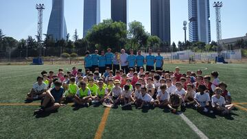 Del Bosque acerca la copa del Mundial a las nuevas generaciones de futbolistas