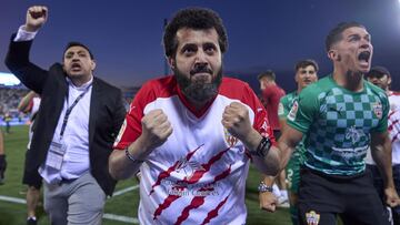 Turki Al-Sheikh celebra el ascenso del Almería en el cesped.