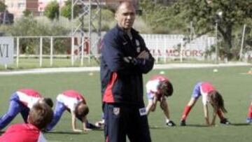 <b>CON LOS NIÑOS. </b>Pantic, entrenando a los chavales de las escuelas de la Fundación.