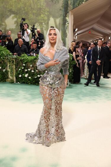 Kim Kardashian posa con un modelo de dos piezas de la firma Maison Margiela.