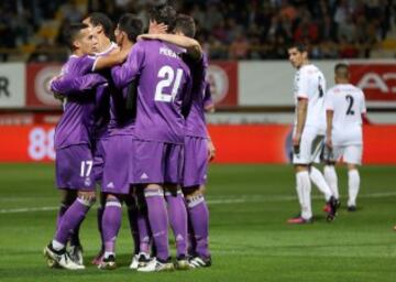 0-1. Los jugadores del Real Madrid celebraron el primer tanto conseguidor en propia puerta por el defensa de la Cultural Zuiverloon.