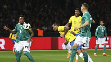 BER001. BERLÍN (ALEMANIA), 27/03/2018.- El brasileño Gabriel Jesus (c) anota el primer gol hoy, martes 27 de marzo de 2018, durante un partido amistoso internacional que enfrenta a las selecciones de Alemania y Brasil, en Berlín (Alem