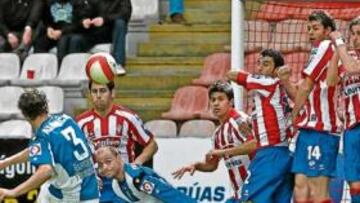 <b>OPORTUNIDAD. </b>Albacar estrelló el balón en el larguero en el lanzamiento de esta falta.