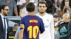 Kovacic saluda a Messi en el Bernab&eacute;u.