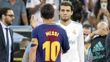 Kovacic saluda a Messi en el Bernab&eacute;u.