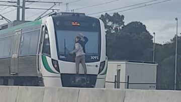 Este hombre viaja pegado al parabrisas de un tren y se hace famoso en Facebook