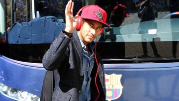 Andrés Iniesta, capitán del Barcelona, habló del futuro de Neymar: “Normal que clubes importantes quieran contar con él. Está contento donde está y mi único deseo es que siga con nosotros y pueda estar al mismo nivel. Apostaría a que se queda”.