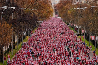 11.000 corredores disfrazados de Papá Noel han celebrado la nueva edición de la carrera más navideña, familiar y divertida de Madrid.