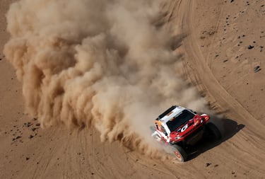 Henk Lategan y Brett Cummings durante la etapa 11 del Dakar.