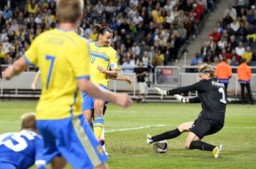 Edad: 32 años, 11 meses y 1 día
Partido: Suecia 2-0 Estonia. Jugado el 4 de septiembre de 2014, partido amistoso.